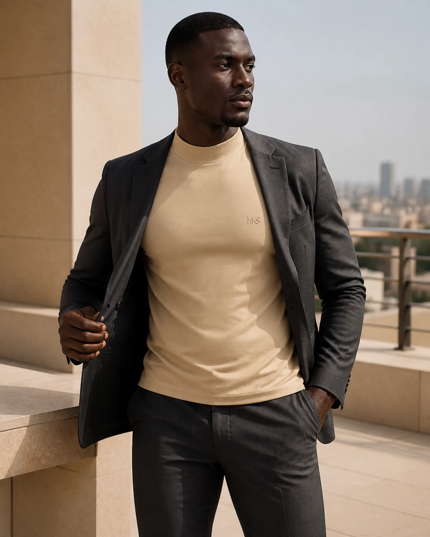 Mannequin africain portant le Tee de Ville Maison Koko beige sable sous une veste